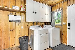 Walk to Winery: Cozy Cabin w/ Fire Pit in Murphys