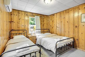 Walk to Winery: Cozy Cabin w/ Fire Pit in Murphys