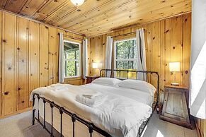 Walk to Winery: Cozy Cabin w/ Fire Pit in Murphys