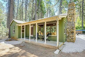 Walk to Winery: Cozy Cabin w/ Fire Pit in Murphys