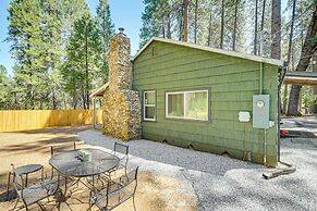 Walk to Winery: Cozy Cabin w/ Fire Pit in Murphys