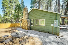 Walk to Winery: Cozy Cabin w/ Fire Pit in Murphys