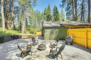 Walk to Winery: Cozy Cabin w/ Fire Pit in Murphys