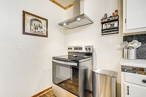 Walk to Winery: Cozy Cabin w/ Fire Pit in Murphys