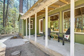 Walk to Winery: Cozy Cabin w/ Fire Pit in Murphys