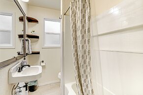 Walk to Winery: Cozy Cabin w/ Fire Pit in Murphys