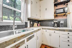 Walk to Winery: Cozy Cabin w/ Fire Pit in Murphys