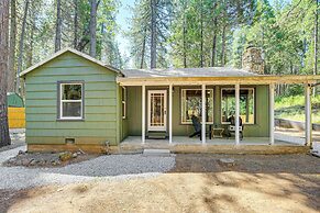 Walk to Winery: Cozy Cabin w/ Fire Pit in Murphys