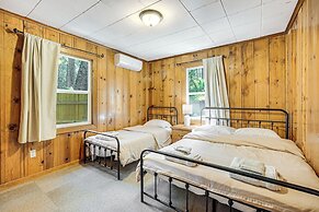 Walk to Winery: Cozy Cabin w/ Fire Pit in Murphys