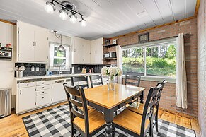 Walk to Winery: Cozy Cabin w/ Fire Pit in Murphys