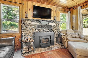 Walk to Winery: Cozy Cabin w/ Fire Pit in Murphys