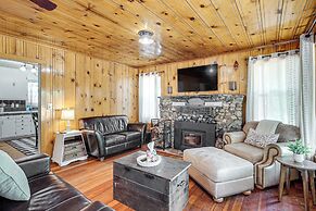 Walk to Winery: Cozy Cabin w/ Fire Pit in Murphys