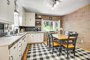 Walk to Winery: Cozy Cabin w/ Fire Pit in Murphys