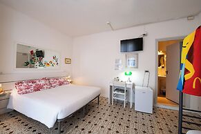 Le Petit Hotel