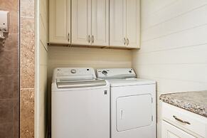 Yoho Hideout 4 Bedroom Home by RedAwning