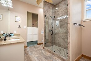 Yoho Hideout 4 Bedroom Home by RedAwning