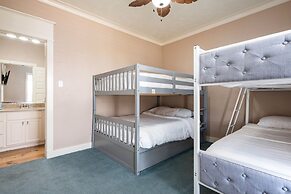 Yoho Hideout 4 Bedroom Home by RedAwning