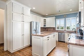 Yoho Hideout 4 Bedroom Home by RedAwning