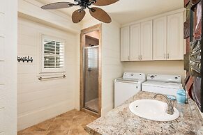 Yoho Hideout 4 Bedroom Home by RedAwning