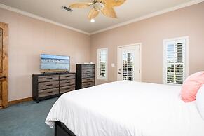 Yoho Hideout 4 Bedroom Home by RedAwning