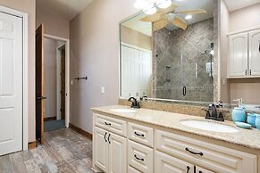 Yoho Hideout 4 Bedroom Home by RedAwning