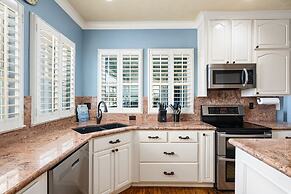 Yoho Hideout 4 Bedroom Home by RedAwning