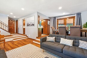 Nature Escape: Family Home With Playroom & Office 4 Bedroom Home by Re