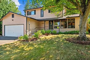 Nature Escape: Family Home With Playroom & Office 4 Bedroom Home by Re