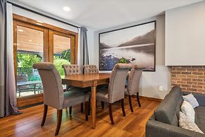 Nature Escape: Family Home With Playroom & Office 4 Bedroom Home by Re