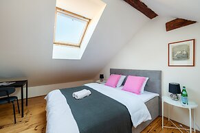 Spacious 2-level apart National Theatre