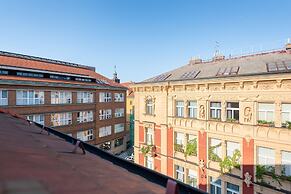 Spacious 2-level apart National Theatre