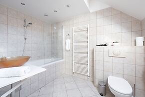 Spacious 2-level apart National Theatre