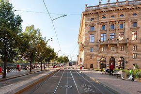 Spacious 2-level apart National Theatre