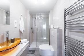 Spacious 2-level apart National Theatre