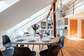 Spacious 2-level apart National Theatre