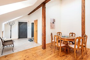 Spacious 2-level apart National Theatre