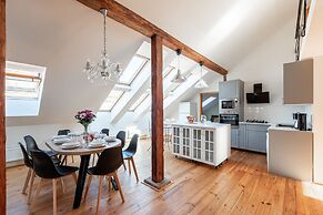 Spacious 2-level apart National Theatre