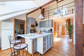 Spacious 2-level apart National Theatre