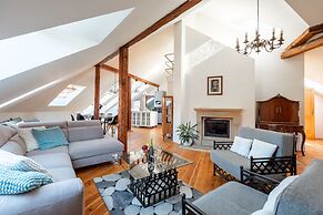 Spacious 2-level apart National Theatre