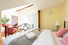 Spacious 2-level apart National Theatre