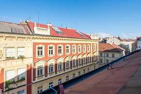 Spacious 2-level apart National Theatre