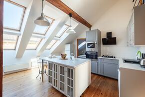 Spacious 2-level apart National Theatre