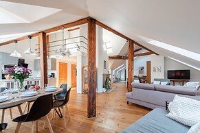 Spacious 2-level apart National Theatre