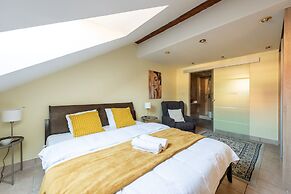 Spacious 2-level apart National Theatre