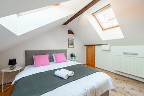 Spacious 2-level apart National Theatre