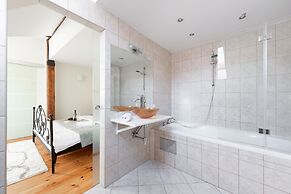 Spacious 2-level apart National Theatre