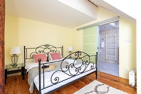 Spacious 2-level apart National Theatre