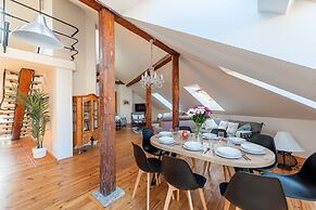 Spacious 2-level apart National Theatre