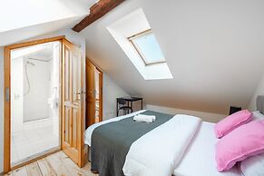 Spacious 2-level apart National Theatre