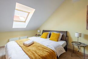 Spacious 2-level apart National Theatre